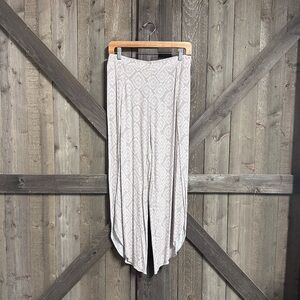 EVEREVE Roan + Ryan Cora Split Leg Cropped Pant EUC